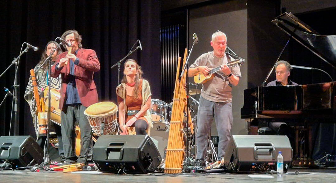 Juan José Chuquisengo und Begleiter Musik