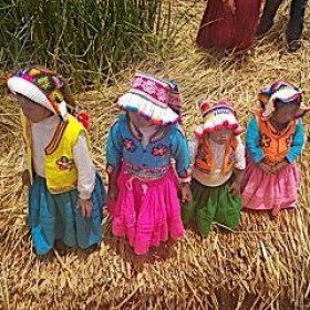 Der Verein "Vientos de Paz y esperanza" (AVPE) unterstützt Kinder und ältere Menschen auf den Uros-Inseln (Titicaca-See)
